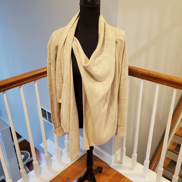 Sweater - Picture 2 of 4